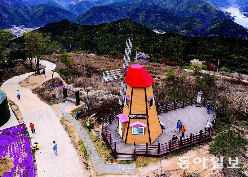 경북 군위군 삼국유사면 해발 800m 정상에서 군위댐을 내려다볼 수 있는 화산마을의 빨간 지붕 풍차.