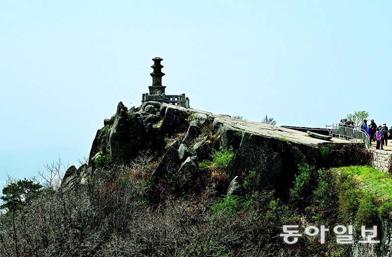 비슬산 절벽 끝의 바위를 기단 삼아 서 있는 대견사 3층 석탑.