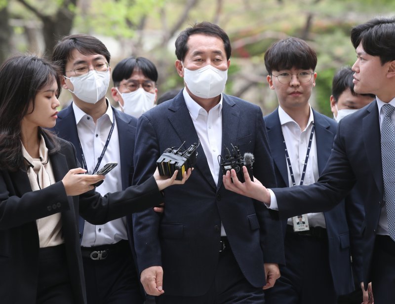 2021년 더불어민주당 전당대회 돈봉투 의혹의 핵심 인물인 강래구 한국감사협회장이 21일 서울 서초구 서울중앙지방법원에서 열린 구속 전 피의자 심문(영장실질심사)에 출석하고 있다. 2023.4.21. 사진공동취재단