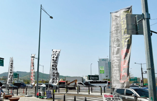 서울 서초구 현대자동차그룹 사옥 주변 도로가에 시위 현수막이 여러 개 걸려 있다. 독자 제공