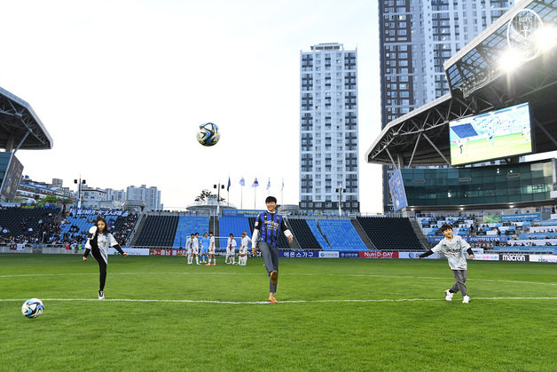 은퇴식에서 가족과 함께 시축을 하는 김광석(인천 유나이티드 제공)