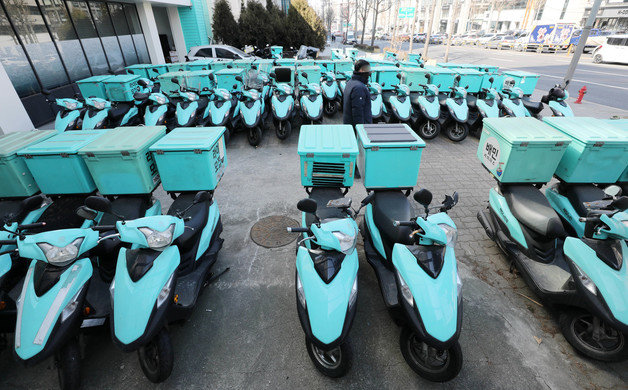 24일 서울 강남구 배민라이더스 남부센터에 배달용 오토바이들이 서있다. . 2022.2.24/뉴스1