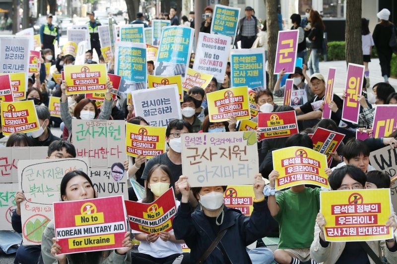 노동자연대 관계자들이 22일 오후 서울 종로구 1호선 종각역 인근에서 열린 ‘윤석열 정부의 우크라이나 군사 지원 반대 집회’에서 구호를 외치고 있다. 이날 참가자들은 “윤석열 대통령이 외신과의 인터뷰에서 우크라이나 군사 지원 가능성을 언급했다”면서 “이것은 무기 지원뿐 아니라 한국군 파병 가능성까지도 열어놓는 것일 수 있다”고 주장했다. 사진= 뉴스1