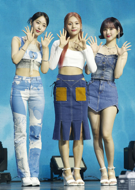 걸그룹 VIVIZ(비비지) 신비(왼쪽부터)와 엄지, 은하가 6일 서울 광진구 예스24라이브홀에서 가진 두 번째 미니앨범 ‘서머 바이브(Summer Vibe)’ 발매 쇼케이스에서 포즈를 취하고 있다. 2022.7.6/뉴스1