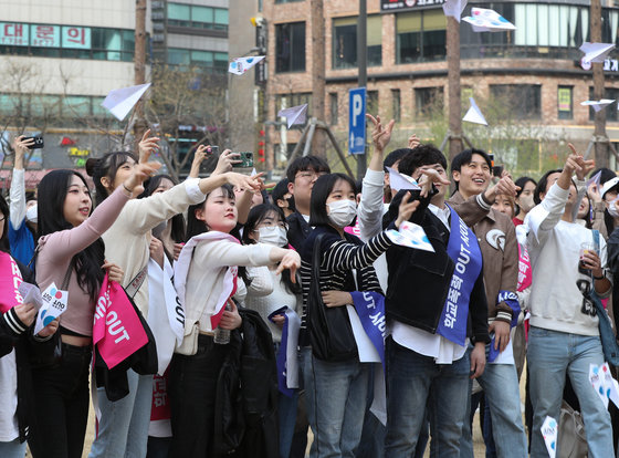 학교폭력·사이버폭력 예방 대국민 비폭력 캠페인 참가자들이 비폭력을 바라는 종이비행기를 날리고는 모습. /뉴스1