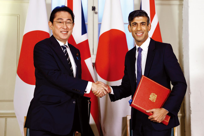 기시다 후미오 일본 총리(왼쪽)와 리시 수낵 영국 총리가 1월 13일 원활화 협정(RAA)에 서명한 후 악수하고 있다.[영국 국방부 제공]