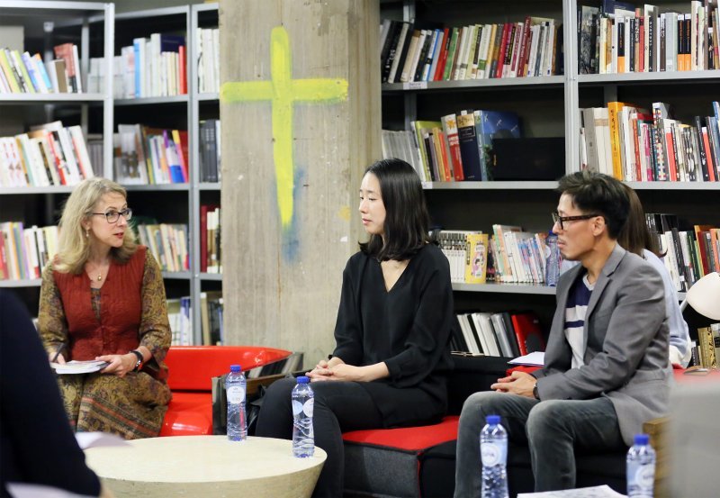 2016년 5월 영국 런던 주영한국문화원에서 열린 문학 행사에 참가한 천명관 작가(오른쪽)과 문학 에이전트 켈리 팔코너(왼쪽). 한유주 작가(가운데) 역시 켈리가 영미권에 소개했다. 한국문학번역원 제공.
