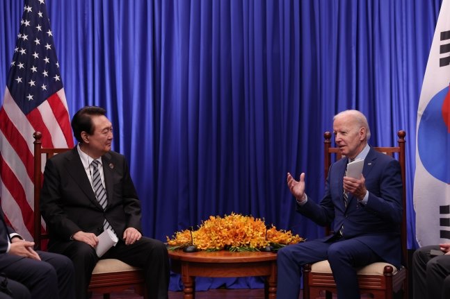 윤석열 대통령과 조 바이든 미국 대통령이 지난해 11월 13일(현지 시각) 캄보디아 프놈펜의 한 호텔에서 한미 정상회담을 하고 있다. /뉴스1