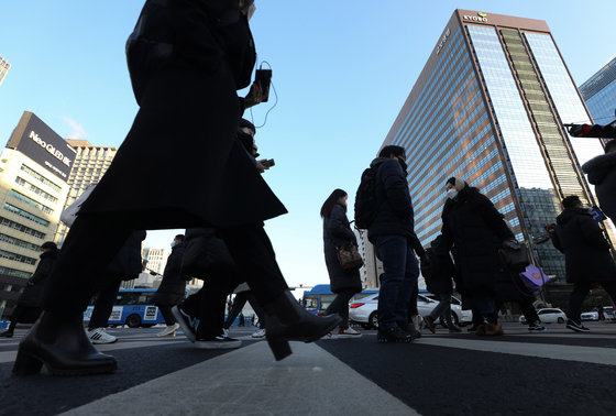 3일 오전 서울 광화문네거리에서 직장인들이 출근을 하고 있다.2022.2.3/뉴스1 ⓒ News1