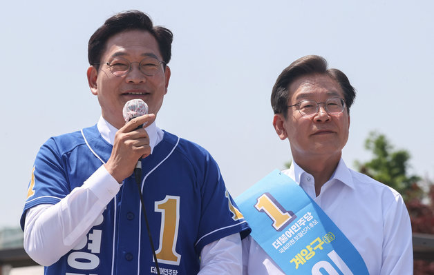송영길(왼쪽) 전 더불어민주당 대표와 이재명 대표.,/뉴스1 ⓒ News1