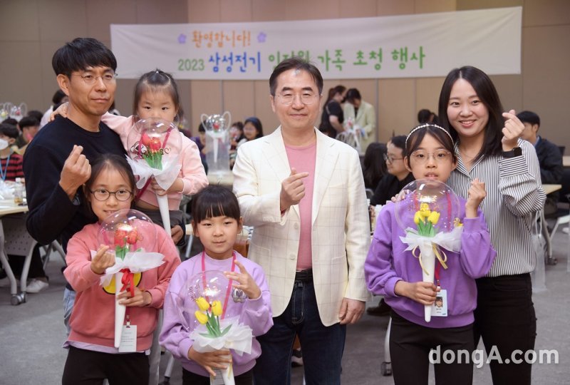 장덕현 삼성전기 사장과 임직원 및 가족들이 행사에서 기념사진을 촬영하고 있다.