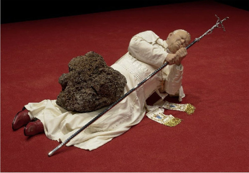 이탈리아 출신 현대미술가 마우리치오 카텔란의 ‘아홉 번째 시간’. 운석에 맞아 쓰러진 교황 요한 바오로 2세를 묘사했다. 마우리치오 카텔란 제공, 사진 김경태
