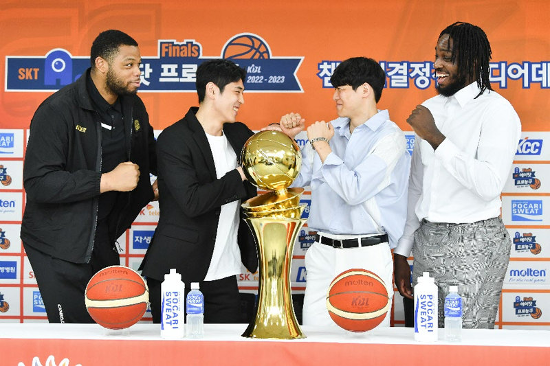 23일 서울 강남구 논현동 한국농구연맹(KBL)센터에서 열린 프로농구 챔피언 결정전 미디어데이 행사에 참석한 KGC와 SK 
선수들이 우승 트로피를 사이에 두고 웃으면서 결투 자세를 취하고 있다. 왼쪽부터 오마리 스펠맨, 변준형(이상 KGC), 김선형, 
자밀 워니(이상 SK). KBL 제공