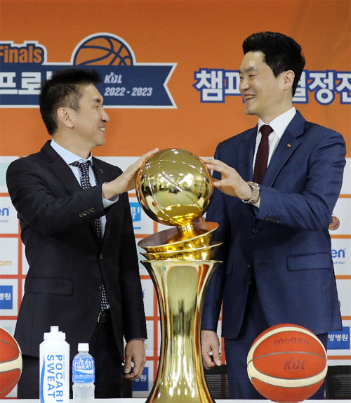 김상식 KGC 감독(왼쪽)과 전희철 SK 감독. KBL 제공