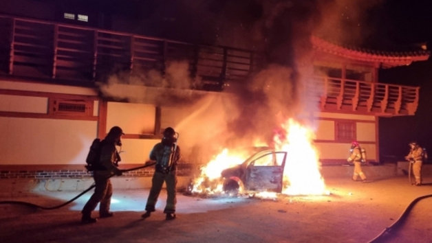 24일 오전 1시10분쯤 경북 경주시 율동 한옥펜션 인근에 주차돼 있던 전가차에서 불이 나 신고를 받고 출동한 119대원들이 진화작업을 벌이고 있다.(경북소방본부제공)2023.4.24/뉴스1