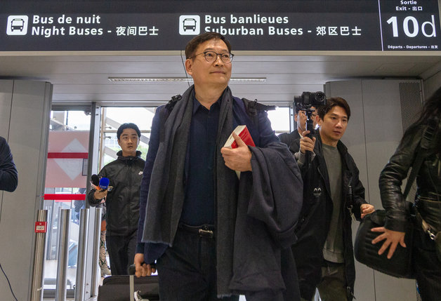 프랑스에 체류해온 송영길 더불어민주당 전 대표가 23일 오후(현지시간) 귀국을 위해 파리 외곽에 있는 샤를드골 공항에 도착해 출국장으로 향하고 있다. 뉴스1