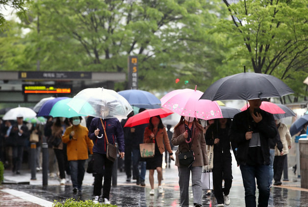 비가 내리는 18일 오전 서울 여의도역 인근에서 시민들이 우산을 쓰고 발걸음을 옮기고 있다. 기상청은 이번 비가 돌풍과 벼락, 우박을 동반하며 요란하게 내릴 것으로 예보했다. 2023.4.18/뉴스1