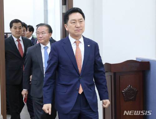 김기현 국민의힘 대표가 24일 오전 서울 여의도 국회에서 열린 최고위원회의에 참석하고 있다. 뉴시스