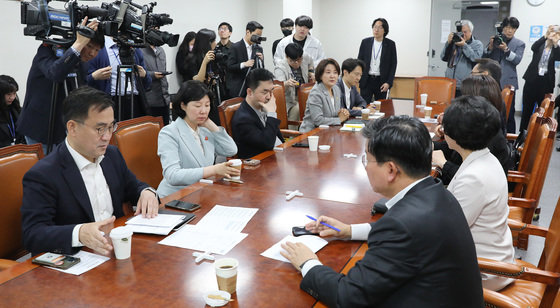 24일 오전 서울 여의도 국회 의원회관에서 열린 초당적정치개혁의원모임 전체회의에서 의원들이 이야기를 나누고 있다. 이날 전체회의에는 이종배, 최형두, 조해진 국민의힘 의원, 김상희, 김종민, 이탄희, 전해철 더불어민주당, 이은주, 심상정 정의당 의원, 양정숙 무소숙 의원 등이 참석했다. 2023.4.24. 뉴스1