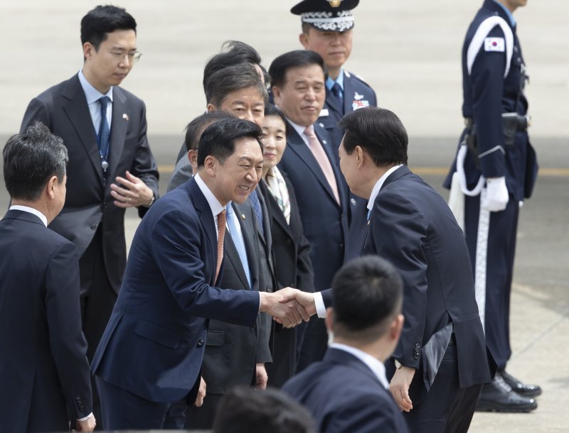 5박 7일 일정으로 미국을 국빈 방문하는 윤석열 대통령이 24일 오후 경기 성남시 서울공항에서 환송 나온 국민의힘 김기현 대표와 인사하고 있다. 뉴스1