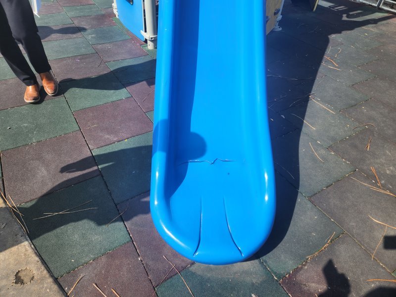 경기도가 올해 2월27일~3월 17일 민간캠핑장 어린이 놀이시설의 안전관리 실태를 조사한 결과,  용인시에 있는 한 민간 캠핑장의 미끄럼틀은 바닥이 깨져 있다. 경기도 제공