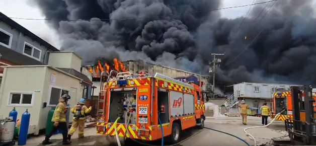 24일 오후 경기도 김포시 통진읍 옹정리 산업용 송풍기 제조공장에서 화재가 발생해 검은 연기가 치솟고 있다. (김포소방서 제공)2023.4.24/뉴스1
