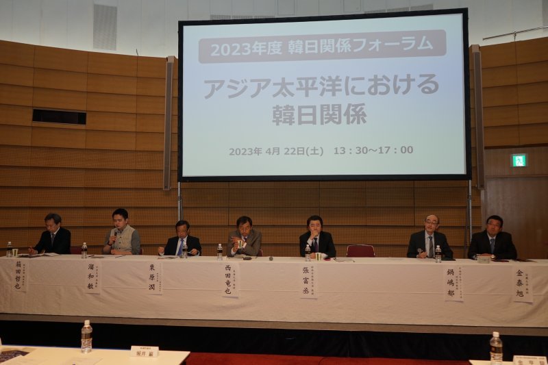 22일 일본 오사카에서 개최된 ‘2023 한일 관계 포럼’에서 참석자들이 토론을 하고 있다. 주오사카 한국 총영사관 제공