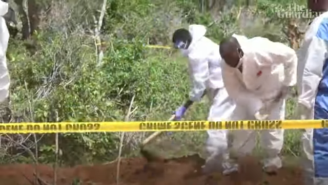 케냐 경찰이 24일 케냐 동부 말린디 해얀가 마을 인근의 종교 매장지에서 시신을 수습하고 있다. 유튜브 ‘Guardian News’ 갈무리