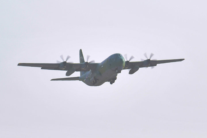 21일 공군 제5공중기동비행단에서 C-130J 수송기가 수단 교민철수 해외임무를 수행하기 위해 이륙하고 있다. 2023.04.21. 국방부