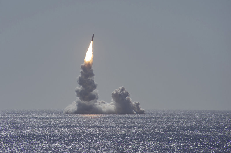미국 해군태평양사령부가 12일(현지 시간) 미국 캘리포니아 샌디에이고 앞바다에서 잠수함발사탄도미사일(SLBM)인 ‘트라이던트2’ 시험 발사 장면을 공개했다. 최근 트라이던트2에 저위력 핵탄두 W76-2가 장착됐던 점이 알려지면서 미국이 북한을 겨냥해 핵 억제력 과시를 위해 시험 발사에 나선 게 아니냐는 해석이 나온다. 미국 해군태평양사령부 제공
