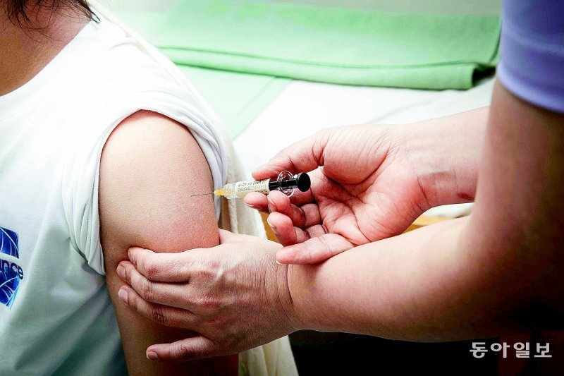 한 아이가 자궁경부암을 예방하기 위해 백신을 접종 중이다. 백신으로 예방 가능한 암들이 있는 만큼 접종을 놓치지 않는 게 중요하다. 동아일보DB