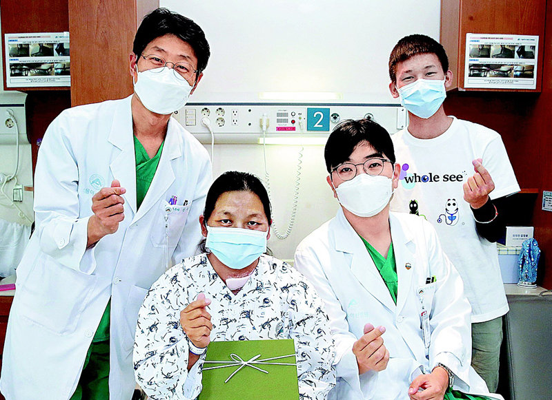 서울아산병원에서 갑상샘암 수술을 받고 건강을 회복한 야 시옹 씨(왼쪽에서 두 번째)가 의료진과 기념 사진을 찍고 있다. 서울아산병원 제공