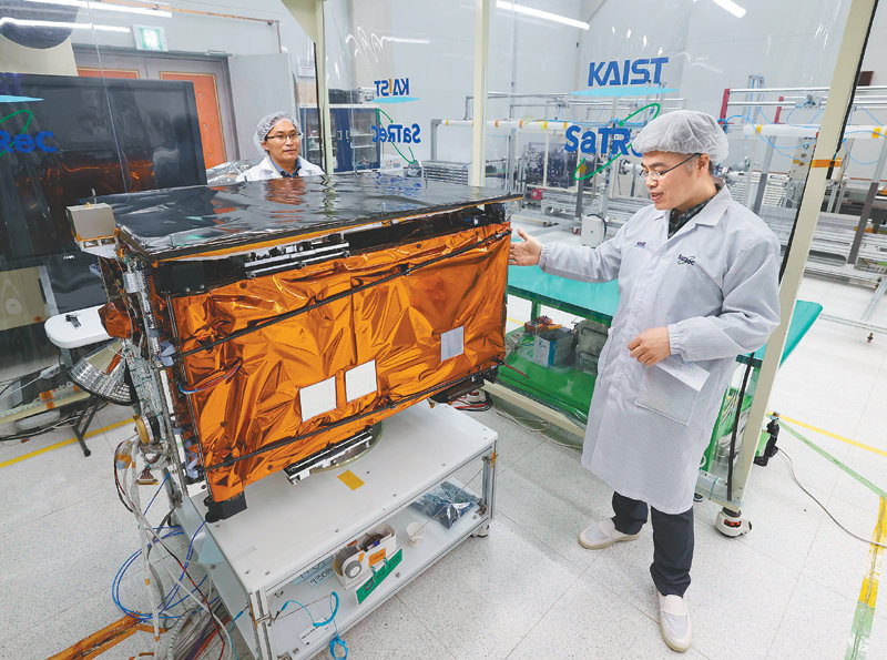 18일 대전 KAIST 인공위성연구소 연구원들이 차세대 소형위성 2호를 점검하고 있다. 사진 속 차세대 소형위성 2호는 누리호 발사를 위해 소형영상레이더(SAR)를 접고 있는 상태로, 우주 공간에서 레이더를 모두 펼치면 총 길이가 5m에 달한다. KAIST 제공