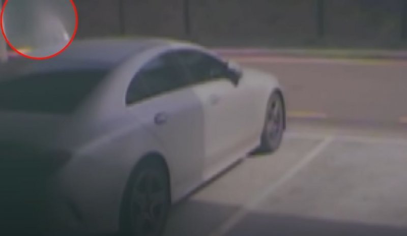 외제 차에 접근하는 B 씨의 모습이 CCTV에 찍혔다. YTN 유튜브 영상 보도화면 캡처