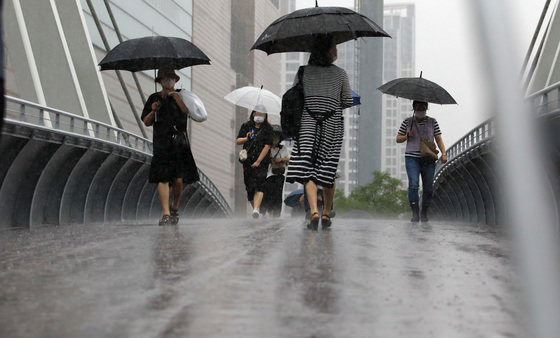 서울 등 수도권 지역에 호우경보가 내려진 30일 오전 서울 서초구 반포동 일대에서 우산을 쓴 시민들이 발걸음을 옮기고 있다. 2022.6.30/뉴스1