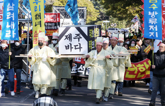 지난 2월28일 오후 제주도청 앞에서 ‘후쿠시마 핵오염수 방류반대 전국대회’를 마친 참가자들이 상여를 메고 주제주일본총영사관으로 행진하고 있다. 2023.2.28/뉴스1