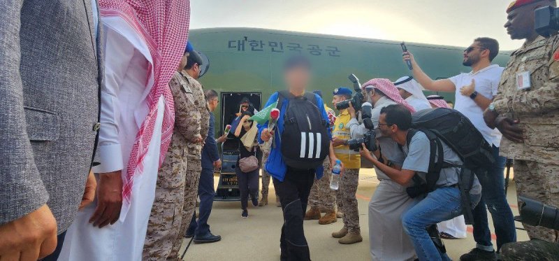 사우디 제다 공항에 도착해 사우디 군인에게 환영을 받고 있는 우리 교민들.