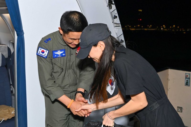 사우디 제다 공항에서 서울까지 이동할 공군 공중급유기 KC-330 시그너스에 탑승하는 교민을 반기는 공군 장병.