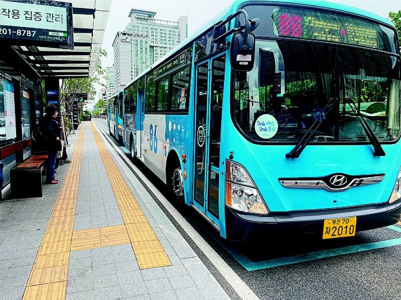 부산 지역 시내버스가 24일 승객을 태우기 위해 승차장에 정차하고 있다. 부산시는 시내버스를 이용해 대기오염물질의 농도를 측정하고
 ‘부르면 달려오는’ 수요응답형 버스도 시범 운행하는 등 다양한 변화를 시도 중이다.  부산버스운송조합 제공