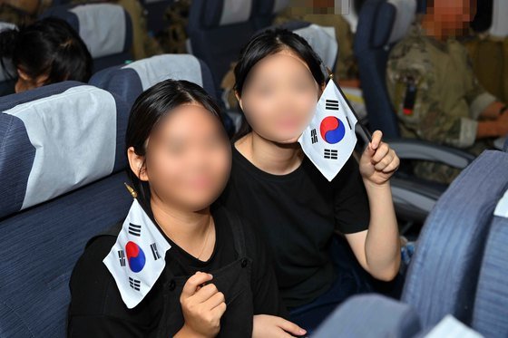 무력충돌이 벌어진 수단에서 체류 중이던 우리 교민들이 24일(현지시간) 사우디아라비아 제다 공항에서 서울공항으로 이동하는 다목적공중급유수송기 KC-330(시그너스)에 탑승해 있다. 국방부 제공