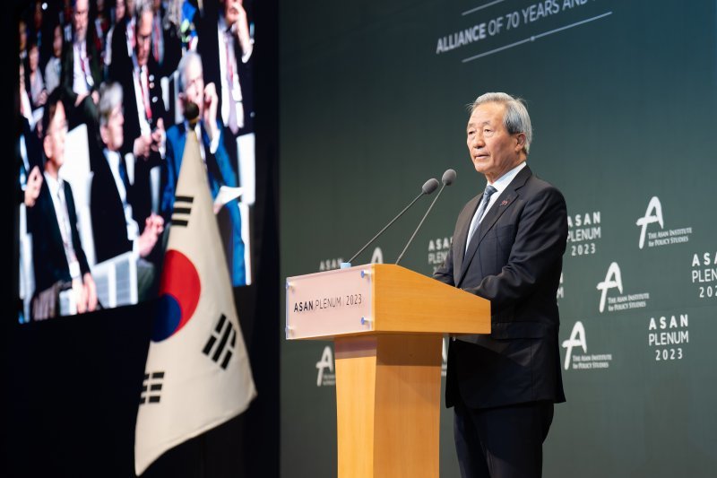 At the Asan Planum 2023 held at the Grand Hyatt Hotel in Seoul on the 25th, Chung Mong-joon, honorary chairman of the Asan Institute for Policy Studies, gives a welcome speech.  The Asan Institute for Policy Studies