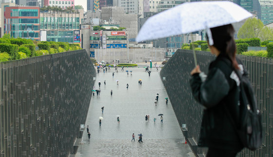 봄비가 내리는 25일 서울 서대문구 이화여대에서 우산을 쓴 학생들이 걸어가고 있다. 2023.4.25/뉴스1