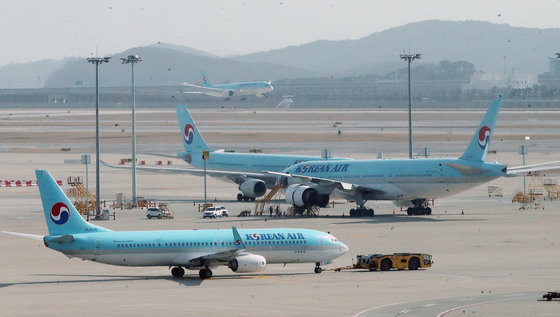 12일 인천국제공항 2터미널에 대한항공 여객기가 착륙, 계류하고 있다.2023.3.12/뉴스1