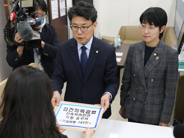 진성준 더불어민주당 원내수석부대표와 장혜영 정의당 원내수석부대표가 26일 서울 여의도 국회 의안과에 김건희특검법 신속처리안건 지정 요구서를 제출하고 있다. 2023.4.26/뉴스1