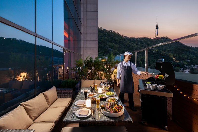 최대 8명까지 이용 가능한 ‘프라이빗 바비큐 디너’는 호텔 최고층 문 바의 야외 테라스에서 바비큐 파티의 낭만을 느낄 수 있도록 기획됐다.