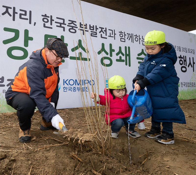 이브자리는 2014년 서울시와 함께 한강공원 일대에 ‘탄소 상쇄 숲’을 조성했다. 이브자리 제공