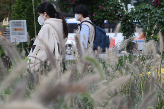 아침 기온이 10도 선을 맴도는 쌀쌀한 날씨를 보인 12일 서울 청계광장에서 두툼한 옷차림의 시민들이 발걸음을 재촉하고 있다. 2020.10.12. 뉴스1