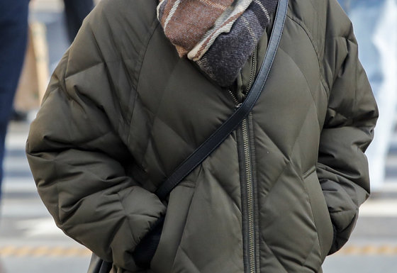 전국 최저기온이 0도 가까이 떨어지며 꽃샘추위가 찾아온 27일 오전 서울 종로구 광화문네거리에서 시민이 주머니에 손을 넣고 길을 지나가고 있다. 2023.3.27/뉴스1 ⓒ News1