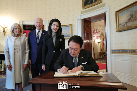 윤석열 대통령이 25일(현지시간) 워싱턴DC 백악관 관저에서 열린 친교행사에서 김건희 여사와 조 바이든 미국 대통령, 질 바이든 여사가 지켜보는 가운데 방명록을 작성하고 있다. (대통령실 홈페이지) 2023.4.27/뉴스1