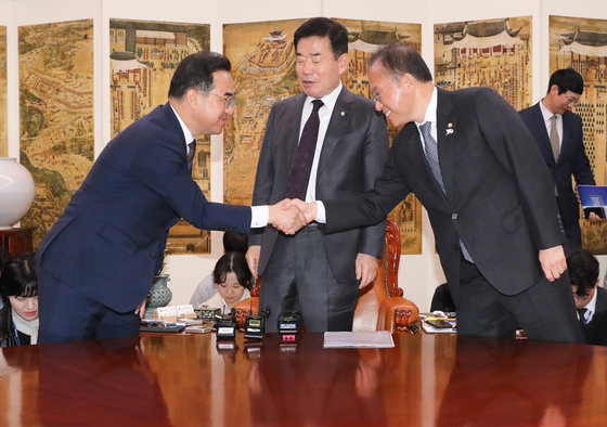 윤재옥 국민의힘 원내대표(오른쪽)와 박홍근 더불어민주당 원내대표가 26일 서울 여의도 국회에서 열린 국회의장 주재 교섭단체 원내대표 회동에서 인사하고 있다. 가운데는 김진표 국회의장. 2023.4.26/뉴스1